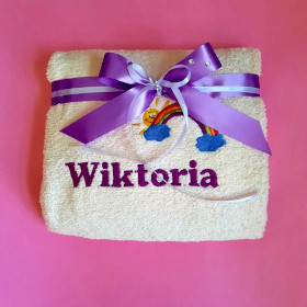 różowy ręcznik z imieniem Wiktoria haftyok.pl